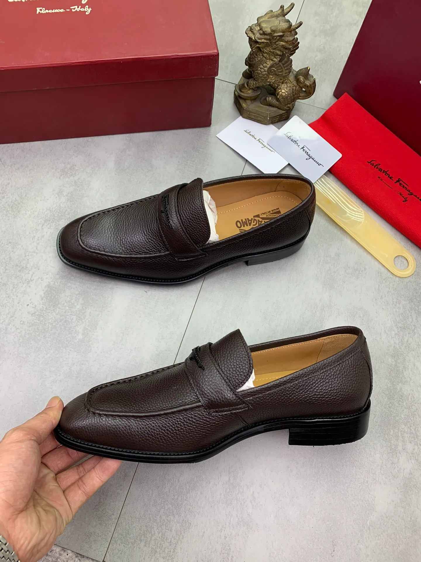 Men's men's shoes💰P460💰[New model]🆘 Water-dyed cow lining [Ferragamo] Ferragamo's latest men's over-the-foot business leather shoes🇨🇳Official website original 1:1 molding💯The first layer is made of Italian imported calfskin➕Luxurious genuine cowhide lining, soft and comfortable🌴High-end atmosphere, the first choice for high-grade men🍍38-45 Black Brown🉑️Select